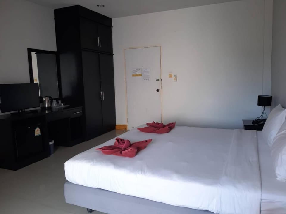 Bed, Bedroom, Area and facilities