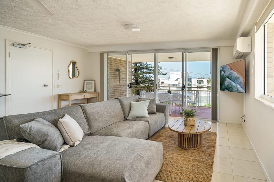 Natural landscape, TV and multimedia, Living room, Seating area
