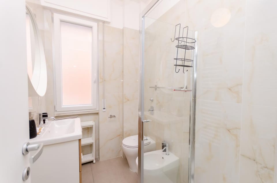 Shower, Toilet, Bathroom, bidet, towels