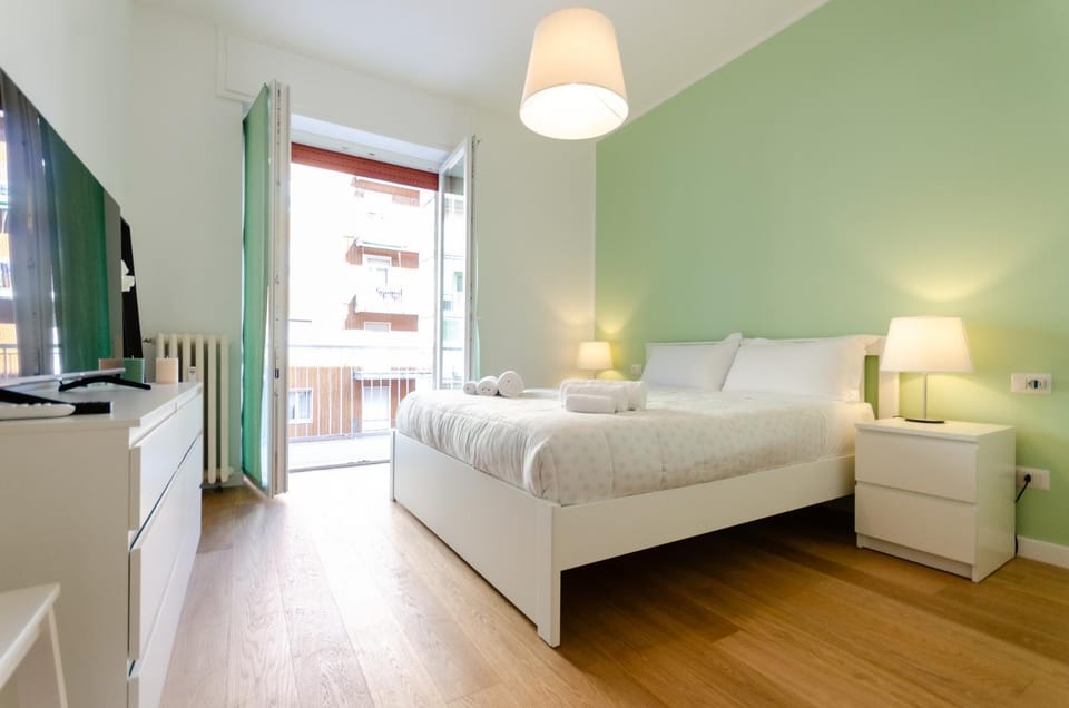 Bed, TV and multimedia, Photo of the whole room, Bedroom