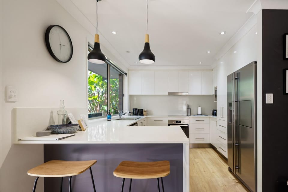 Kitchen or kitchenette, Seating area, Dining area, stove