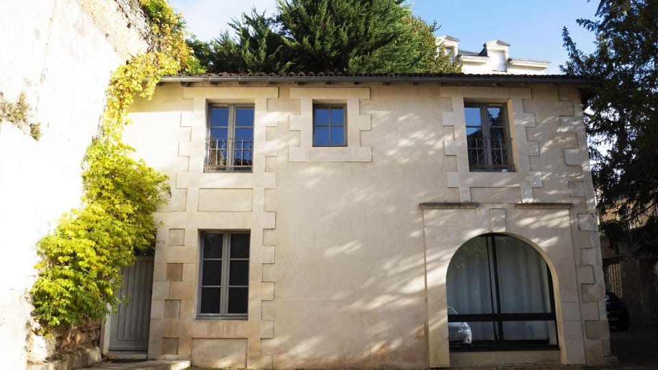 Le Céleste: Hypercentre, quiet and parking Apartment in Poitiers
