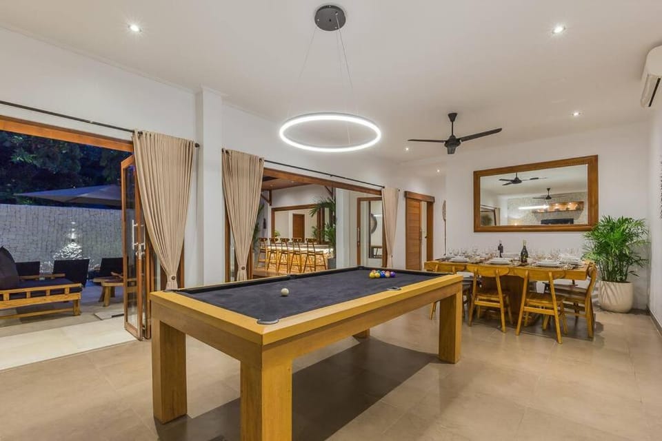 Villa Lima - 5 bdrs, BBQ, Living room with Ac and private pool Villa in North Kuta