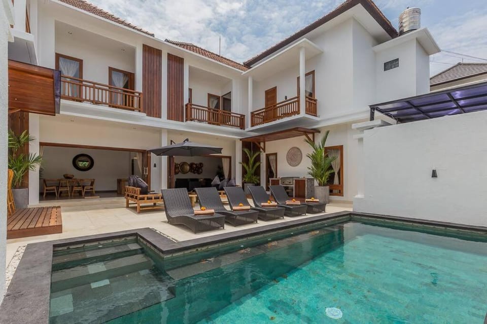 Villa Lima - 5 bdrs, BBQ, Living room with Ac and private pool Villa in North Kuta