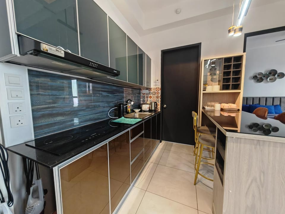 Kitchen or kitchenette, minibar