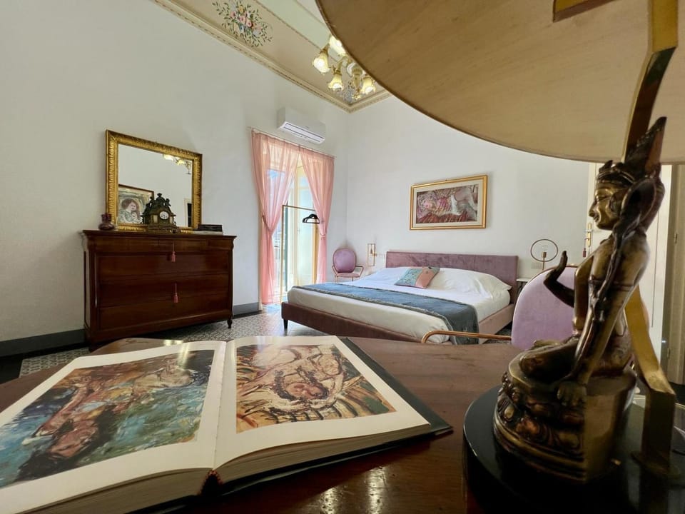 Bed, Photo of the whole room, Decorative detail, Bedroom