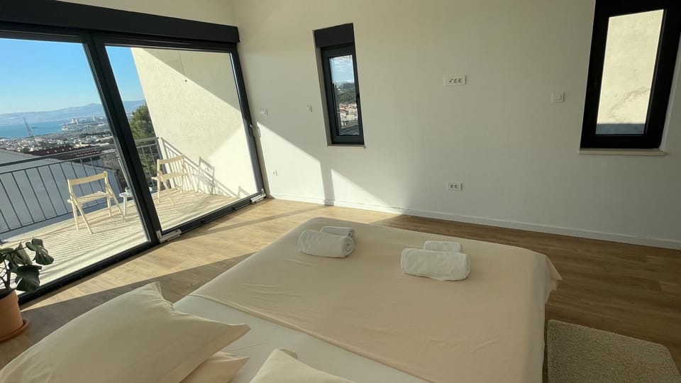 Bed, View (from property/room), Balcony/Terrace, Bedroom, Sea view
