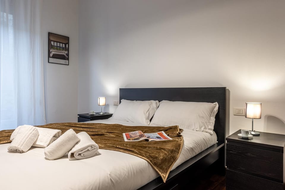 Bed, Bedroom, towels
