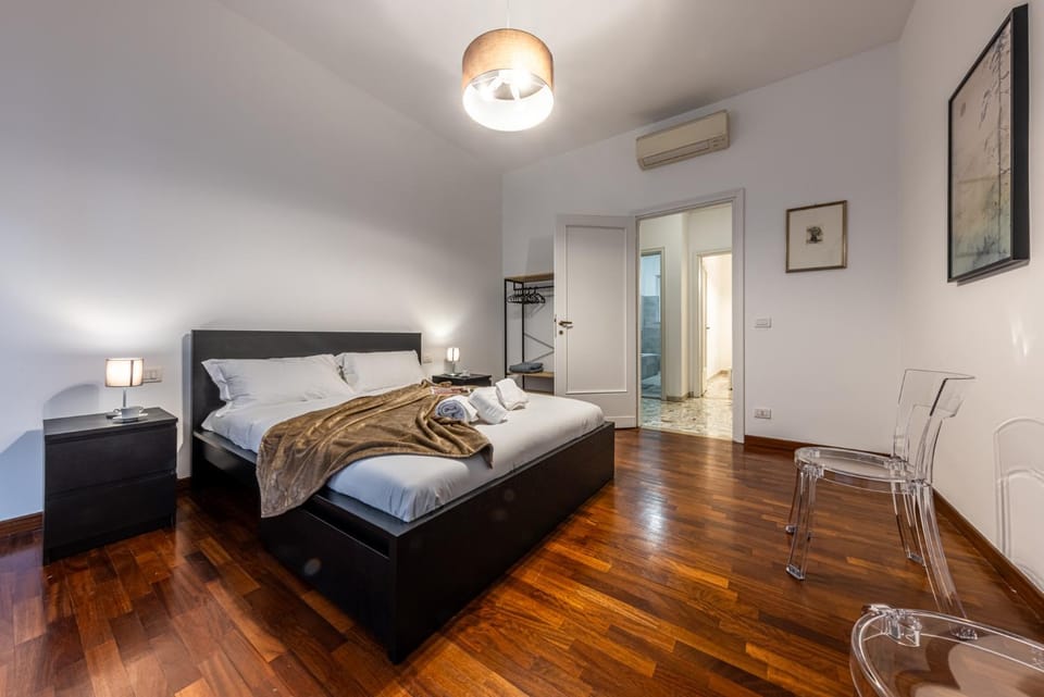 Bed, Photo of the whole room, Seating area, Bedroom, towels, air conditioner