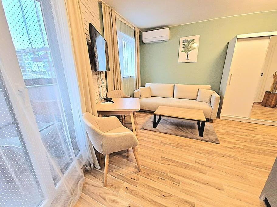 TV and multimedia, Seating area, air conditioner