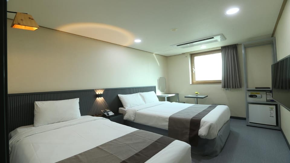 Bed, Bedroom, air conditioner