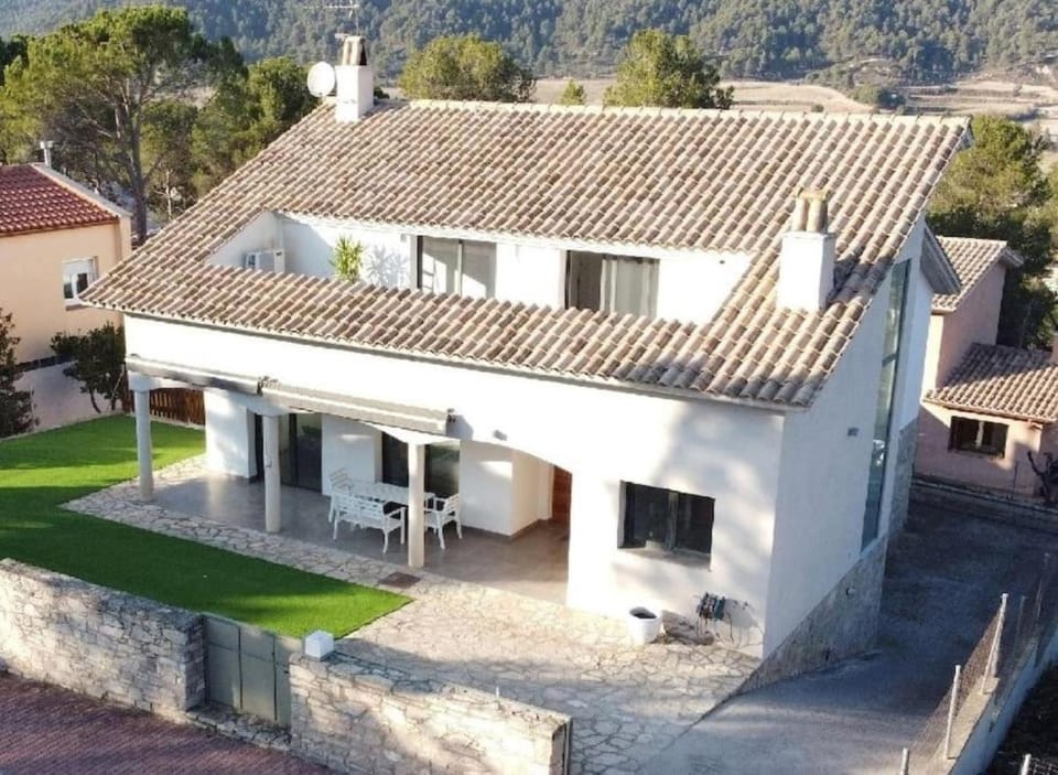 Property building, Facade/entrance, Day, Natural landscape, Bird's eye view, BBQ facilities, Solarium, Balcony/Terrace, Pets, Garden view, Mountain view, cot, Family, Quiet street view, Parking, dishwasher, hair dryier, heating, internet, pet friendly, soundproof, towels, dryer, air conditioner