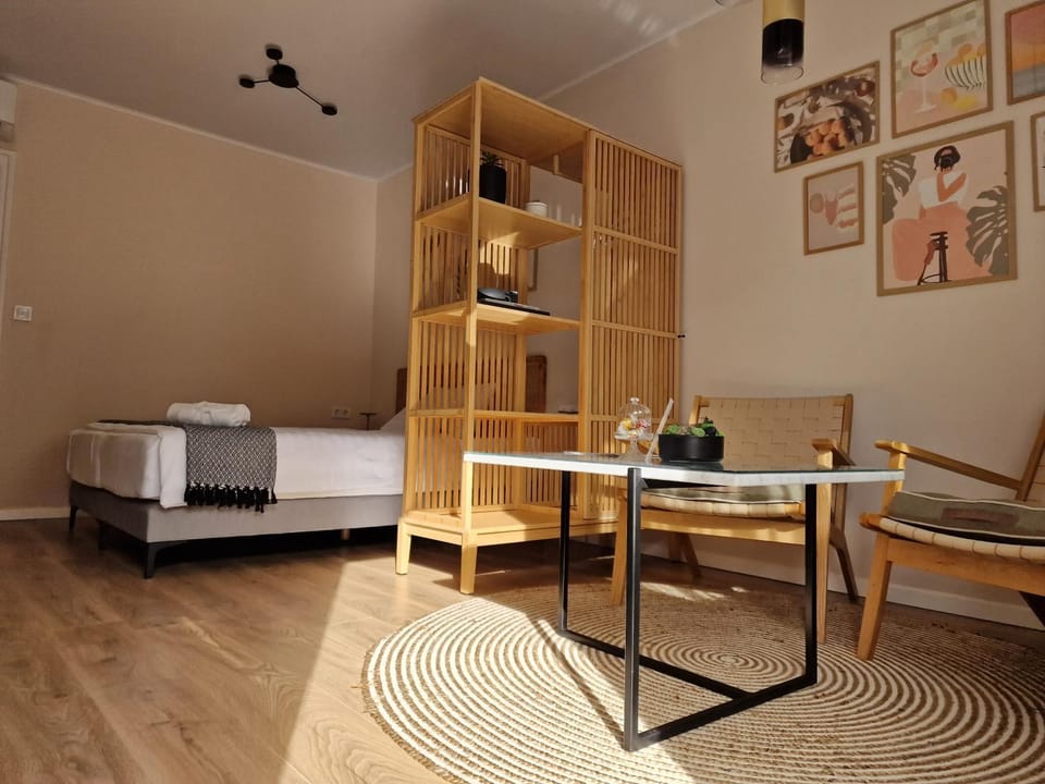 Bed, Seating area