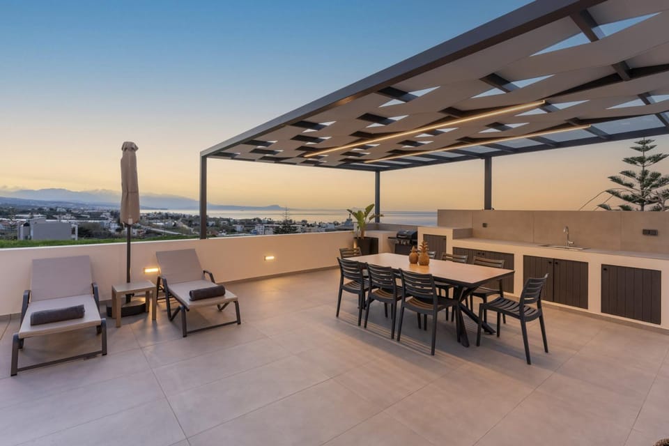 View (from property/room), Seating area, Dining area