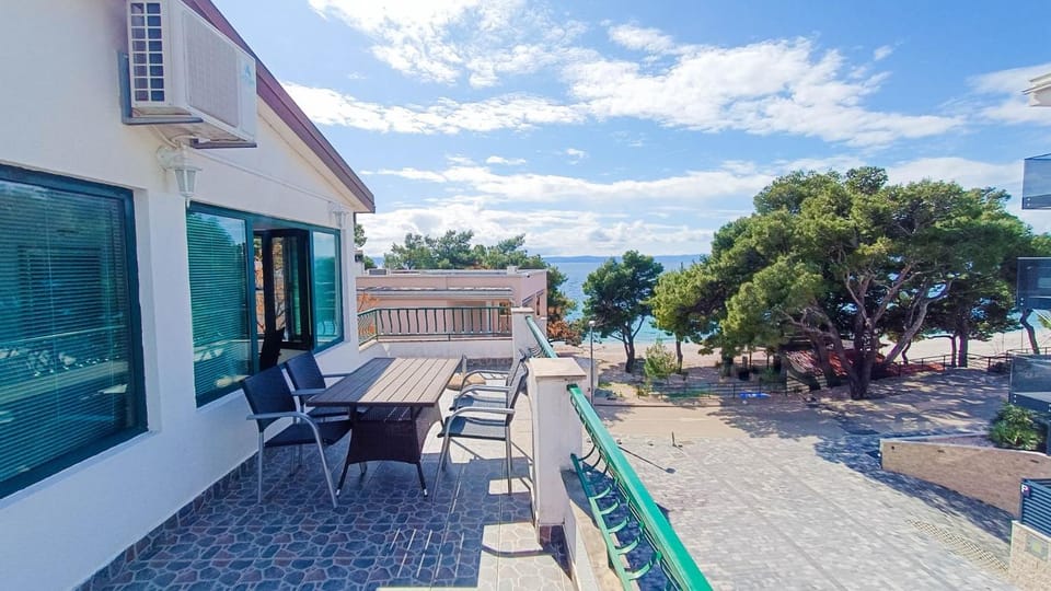 Apartments Ines - 15 meters from the beach Apartment in Split-Dalmatia County