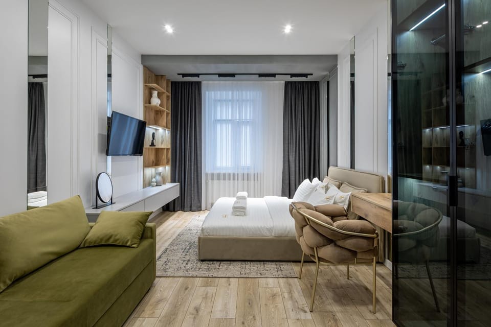 Bed, TV and multimedia, Photo of the whole room, Bedroom