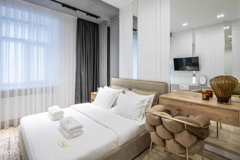 Bed, TV and multimedia, Photo of the whole room, Bedroom, towels