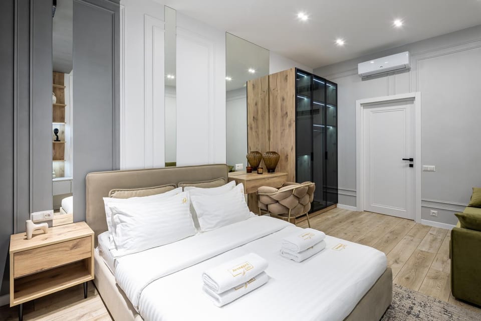 Bed, Photo of the whole room, Seating area, Bedroom, towels, wardrobe, air conditioner
