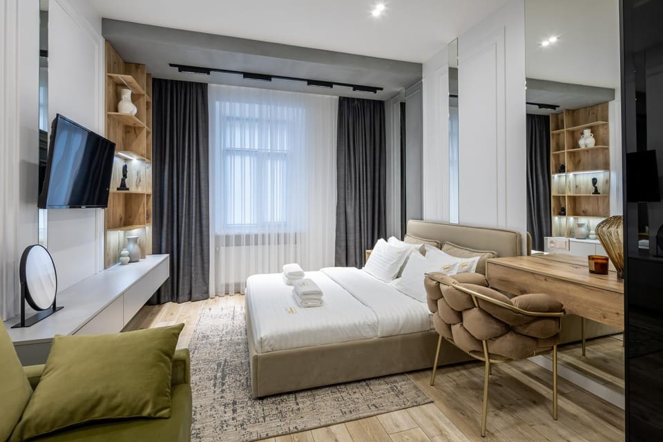 Bed, TV and multimedia, Photo of the whole room, Seating area, Bedroom