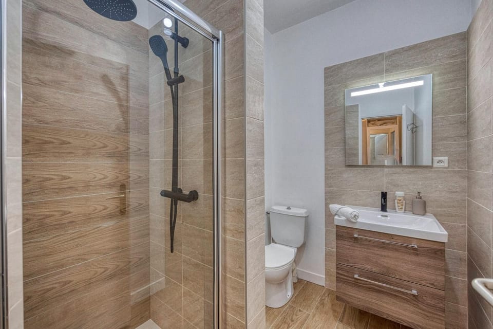 Shower, Toilet, Bathroom, towels