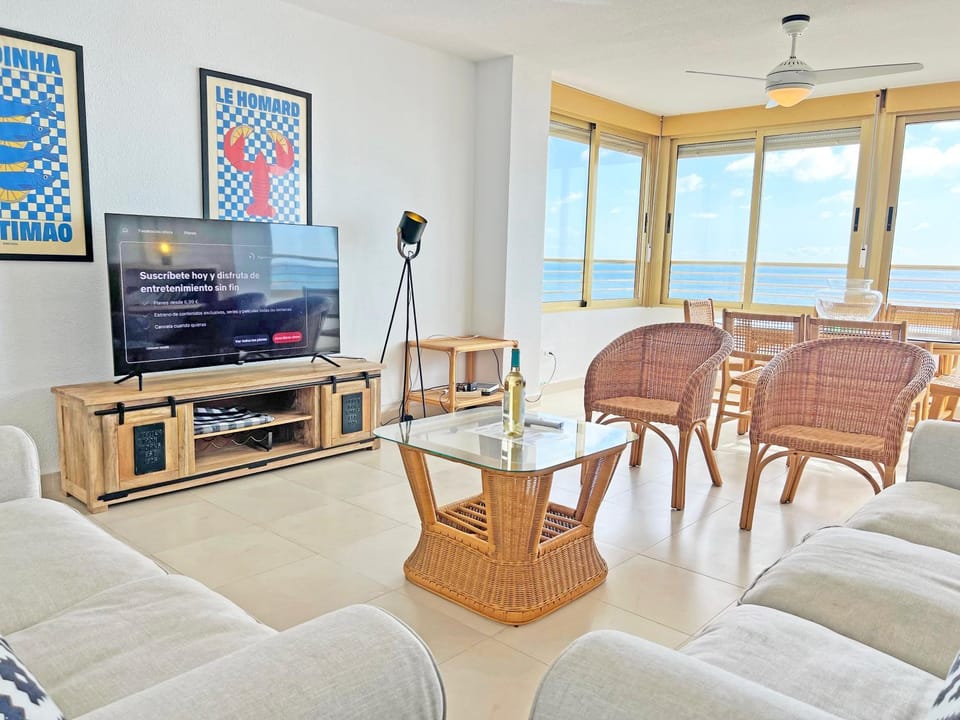 Communal lounge/ TV room, TV and multimedia, Living room, Seating area, Dining area, Sea view