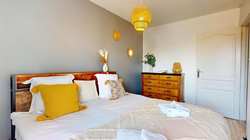 Bed, Photo of the whole room, Bedroom, towels