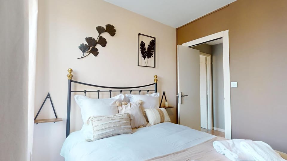 Bed, Photo of the whole room, Bedroom