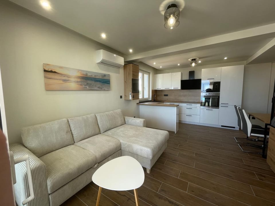 Kitchen or kitchenette, Living room, Dining area, oven, pet friendly, stove