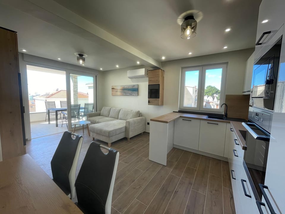TV and multimedia, Kitchen or kitchenette, Living room, Seating area, minibar