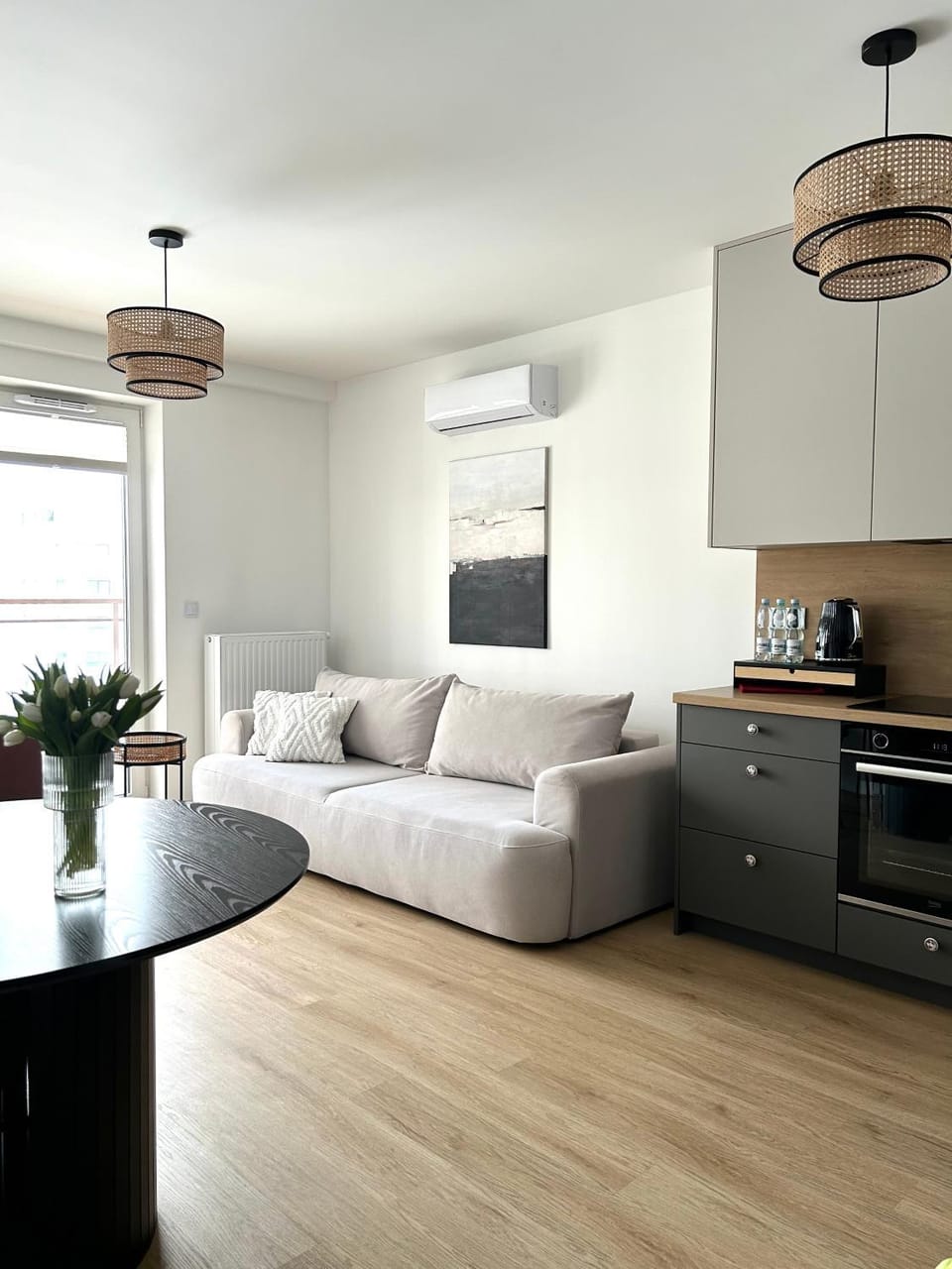 TV and multimedia, Coffee/tea facilities, Kitchen or kitchenette, Living room, Seating area, Dining area, oven, stove