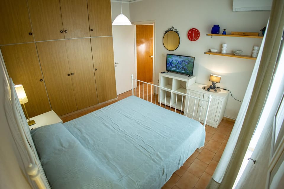 Bed, TV and multimedia, Photo of the whole room, Bedroom, hair dresser, wardrobe