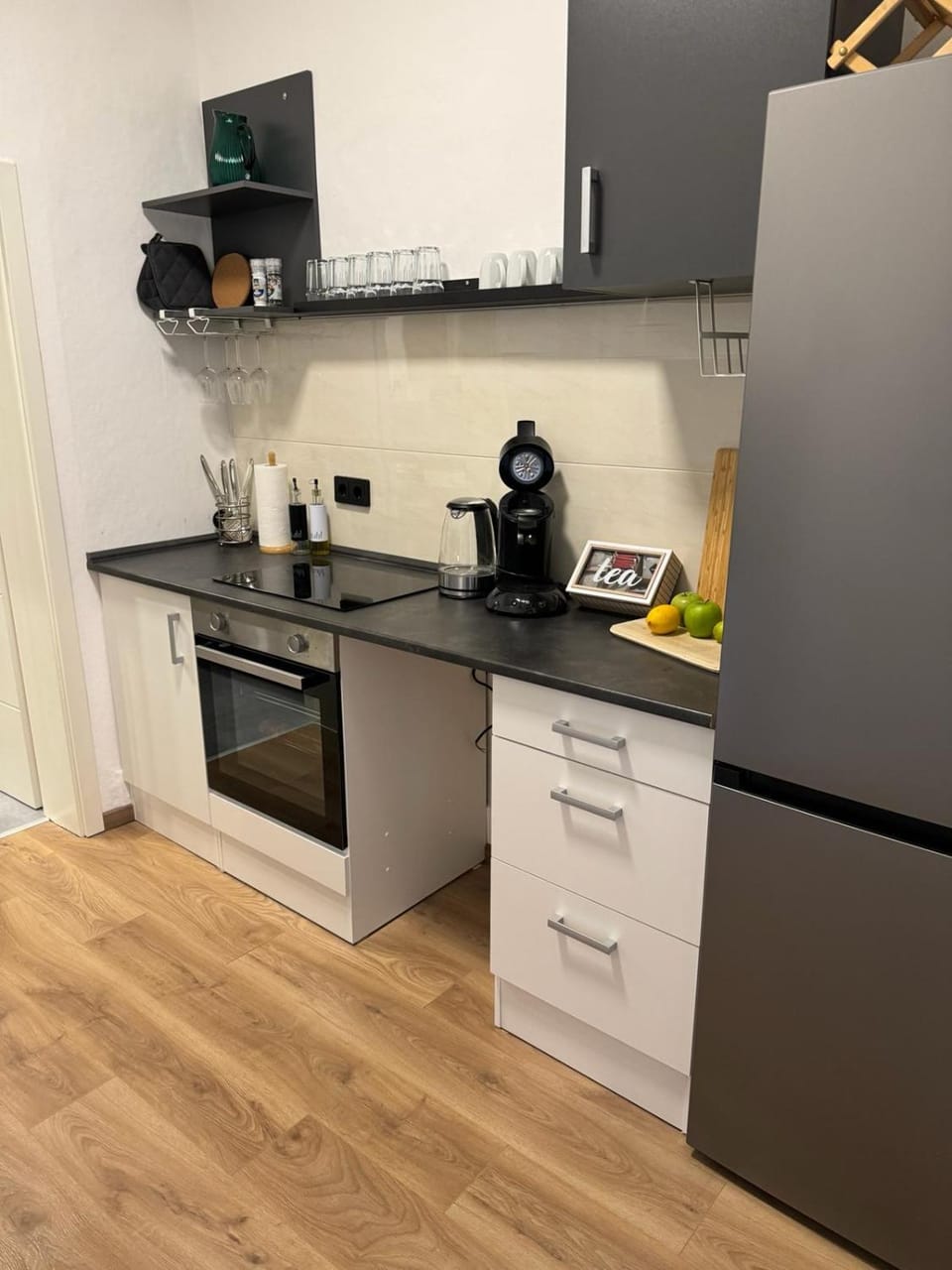 Coffee/tea facilities, Kitchen or kitchenette, oven