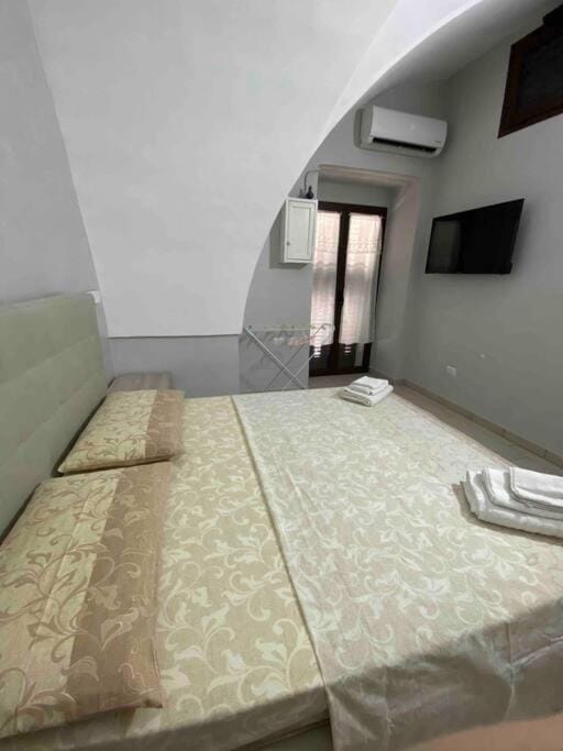 Bed, TV and multimedia, Photo of the whole room, Bedroom, air conditioner