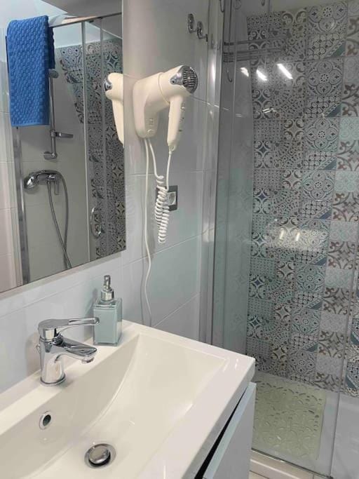 Shower, Bathroom, hair dryier