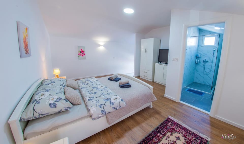 Bed, TV and multimedia, Photo of the whole room, Bedroom, towels, wardrobe
