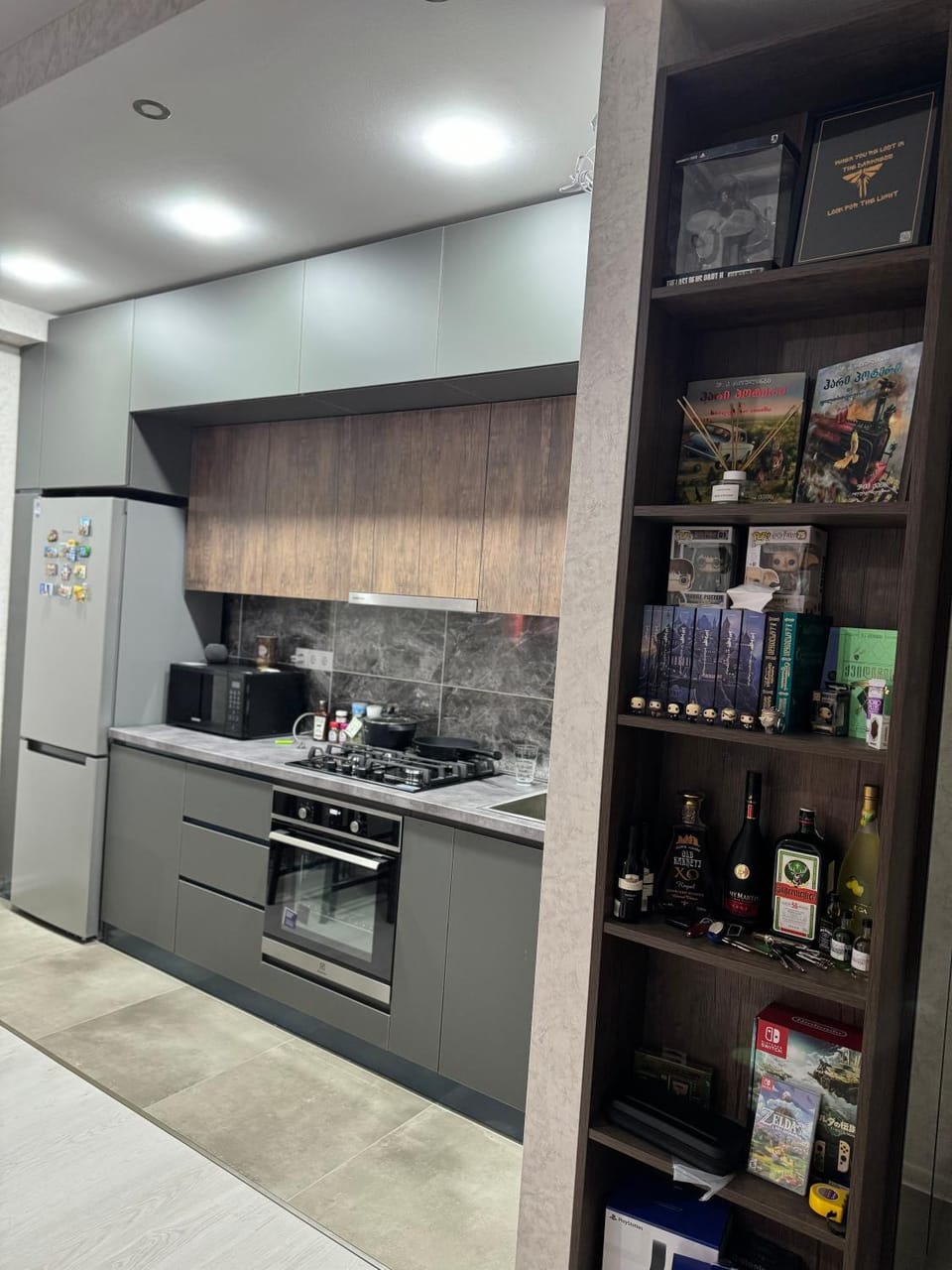 Kitchen or kitchenette, minibar