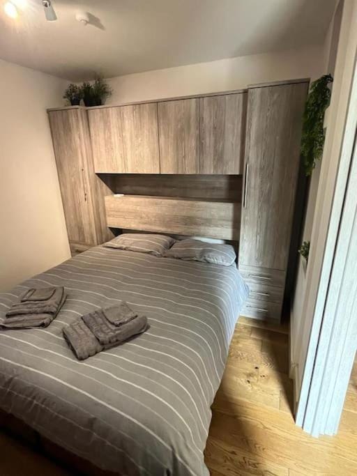 Two-Bedroom Cosy Country Lodge with Private Patio Apartment in Dartford