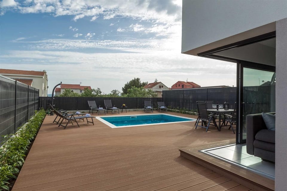Patio, Day, Pool view, Swimming pool, sunbed