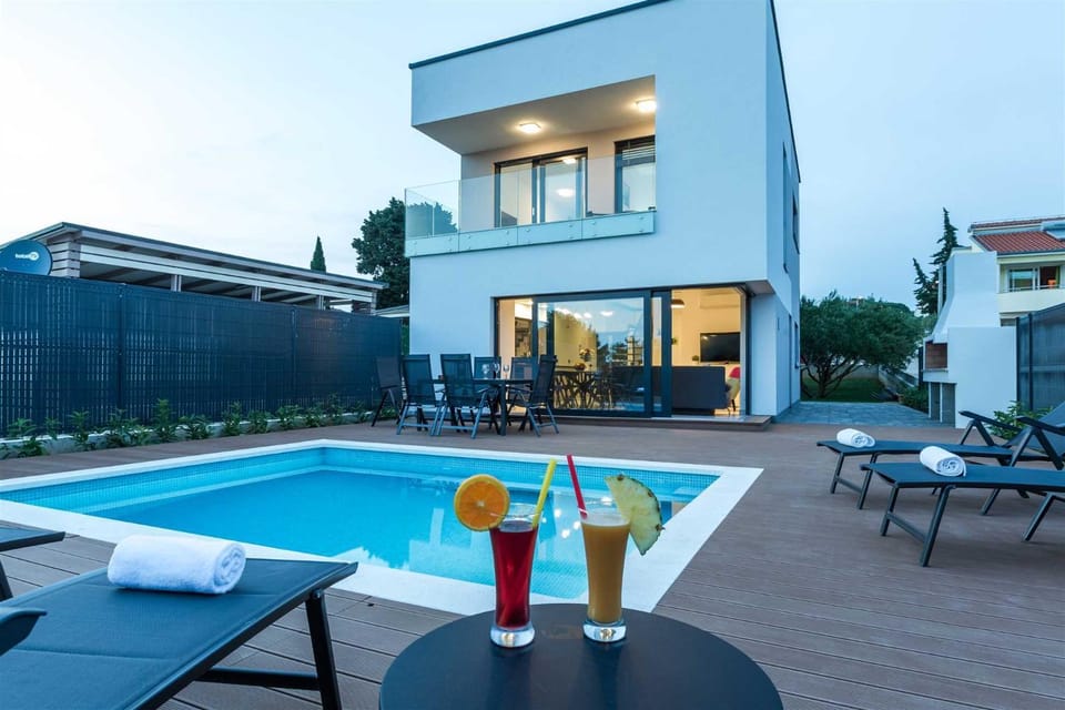 Property building, Swimming pool, sunbed