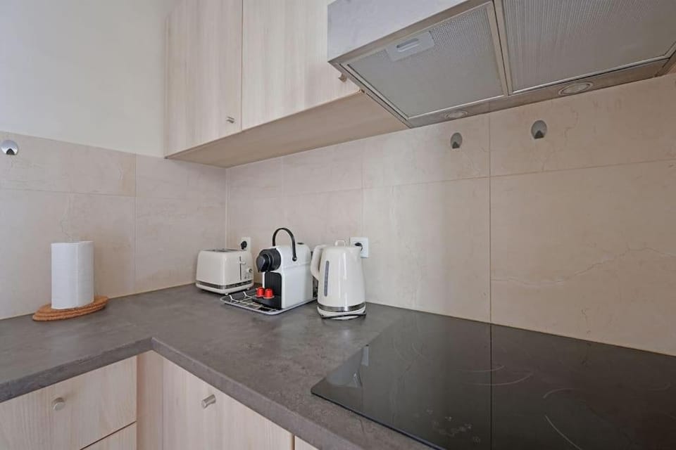 Coffee/tea facilities, Kitchen or kitchenette, stove, toaster