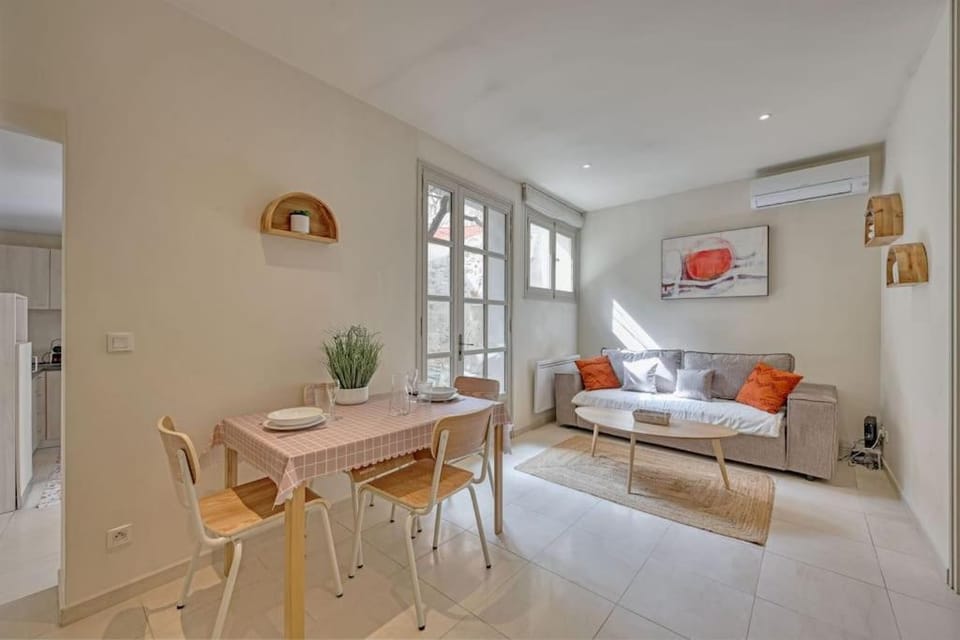 TV and multimedia, Living room, Seating area, Dining area, air conditioner