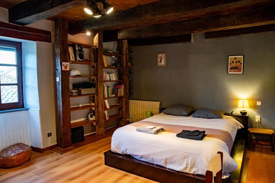 Bed, Library, Photo of the whole room, Bedroom, towels