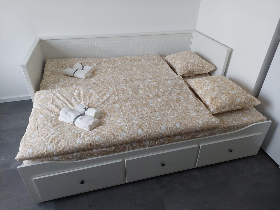 Bed, Living room