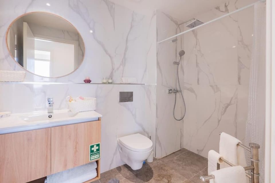 Shower, Toilet, Bathroom, towels