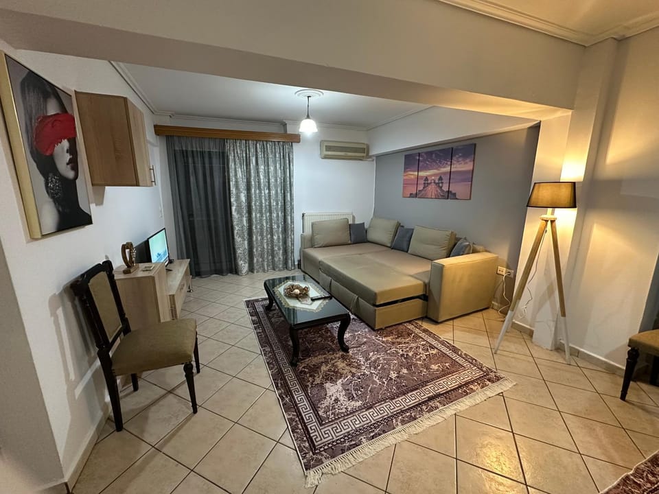 Bed, TV and multimedia, Living room, Seating area