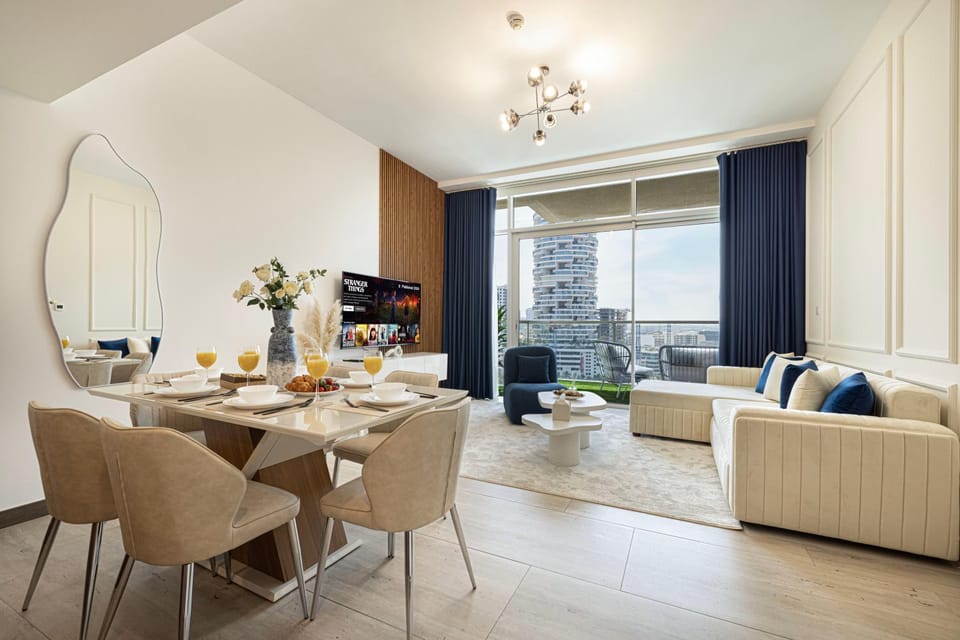 Day, TV and multimedia, Living room, Seating area, Dining area