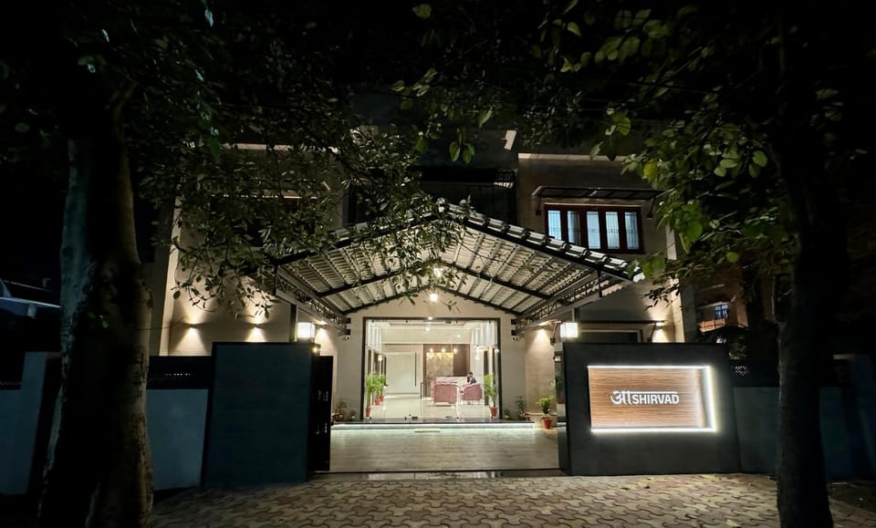 Property building, Facade/entrance, Night