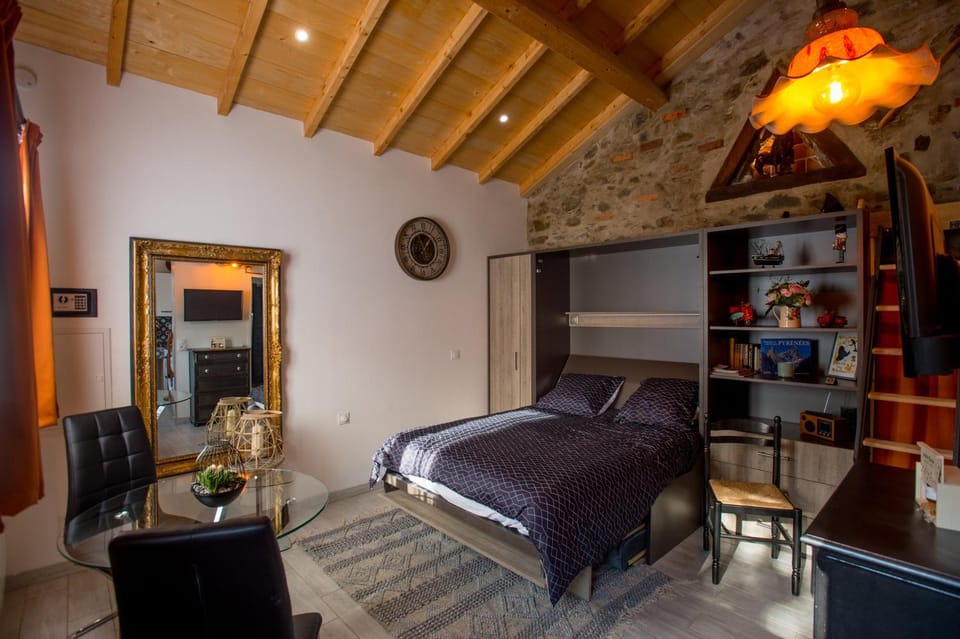 Bed, Living room