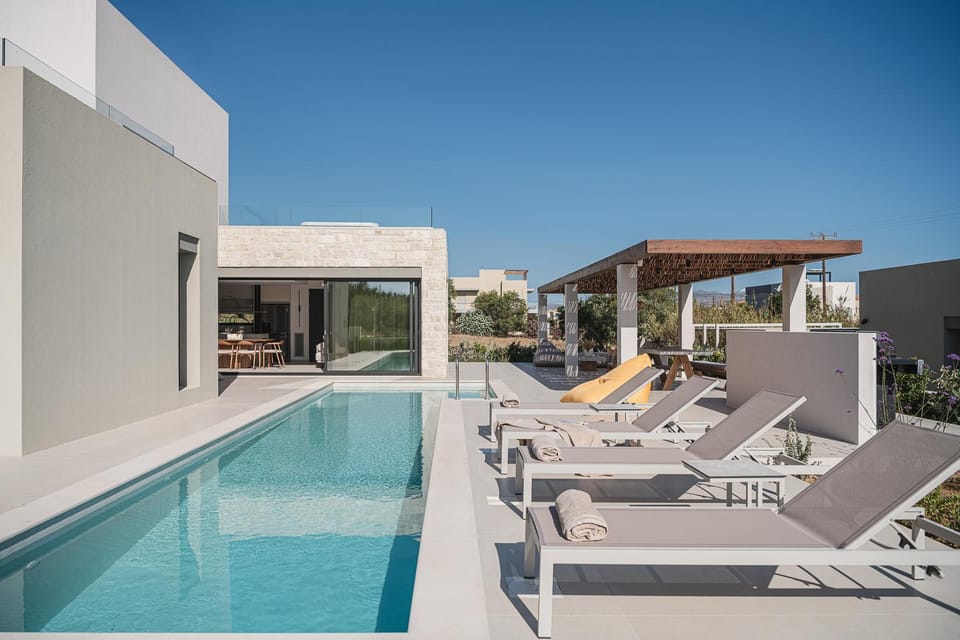 Dining area, Swimming pool, sunbed
