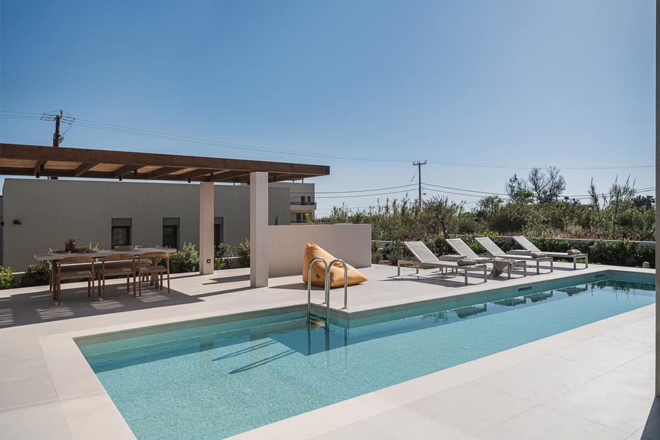 BBQ facilities, Dining area, Swimming pool, sunbed